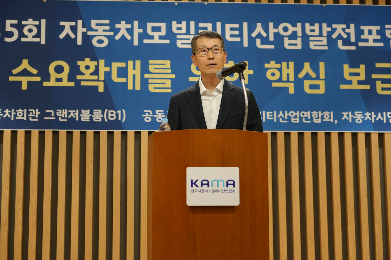 강남훈 자동차모빌리티산업연합회 회장이 22일 서울 서초구 자동차회관에서 열린 제35회 자동차산업발전포럼에서 인사말을 하고 있다. [한국자동차모빌리티산업협회 제공]