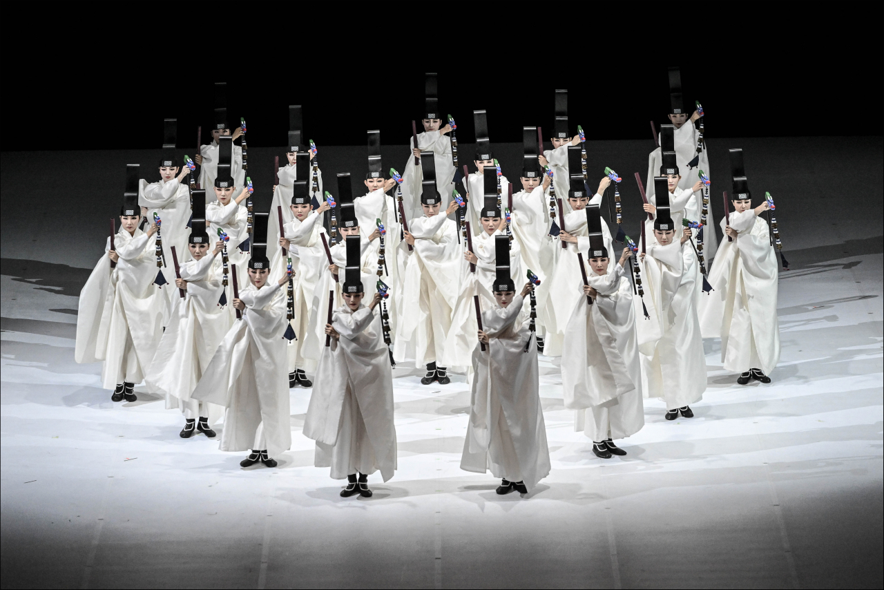 Dancers of the Seoul Metropolitan Dance Theatre dance “Ilmu.” (Sejong Center for the Performing Arts)