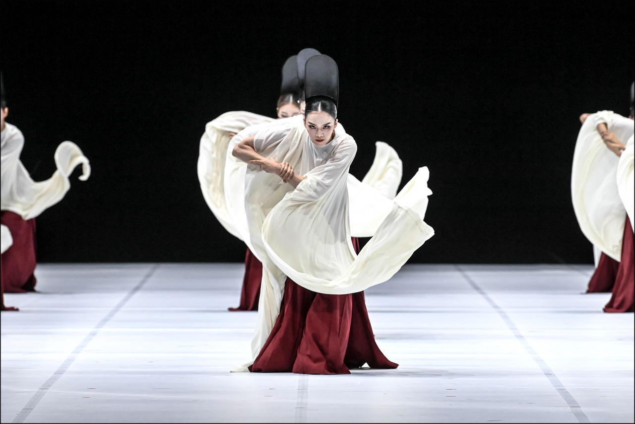 Dancers of the Seoul Metropolitan Dance Theatre dance “Ilmu.” (Sejong Center for the Performing Arts)