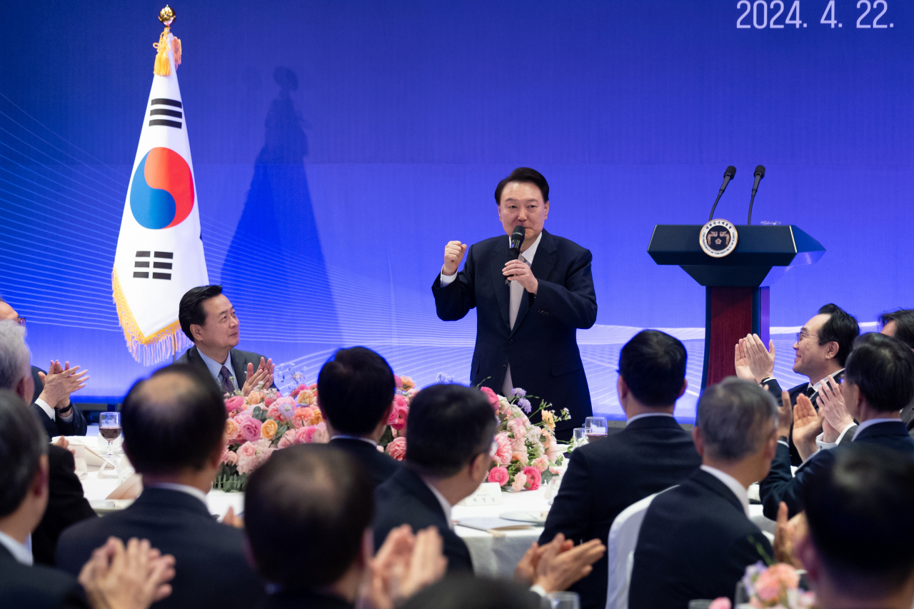 윤석열 대통령이 22일 서울 중구 롯데호텔에서 열린 2024년 재외공관장 만찬에서 마무리 발언을 하고 있다. [연합]