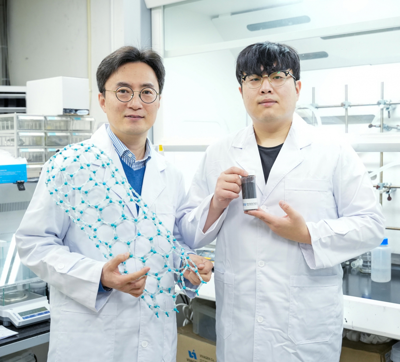 한중탁(왼쪽) 박사와 이도근 학생연구원이 질소도핑 단일벽 탄소나노튜브 모형과 복합음극재를 들어 보이고 있다. [KERI 제공]