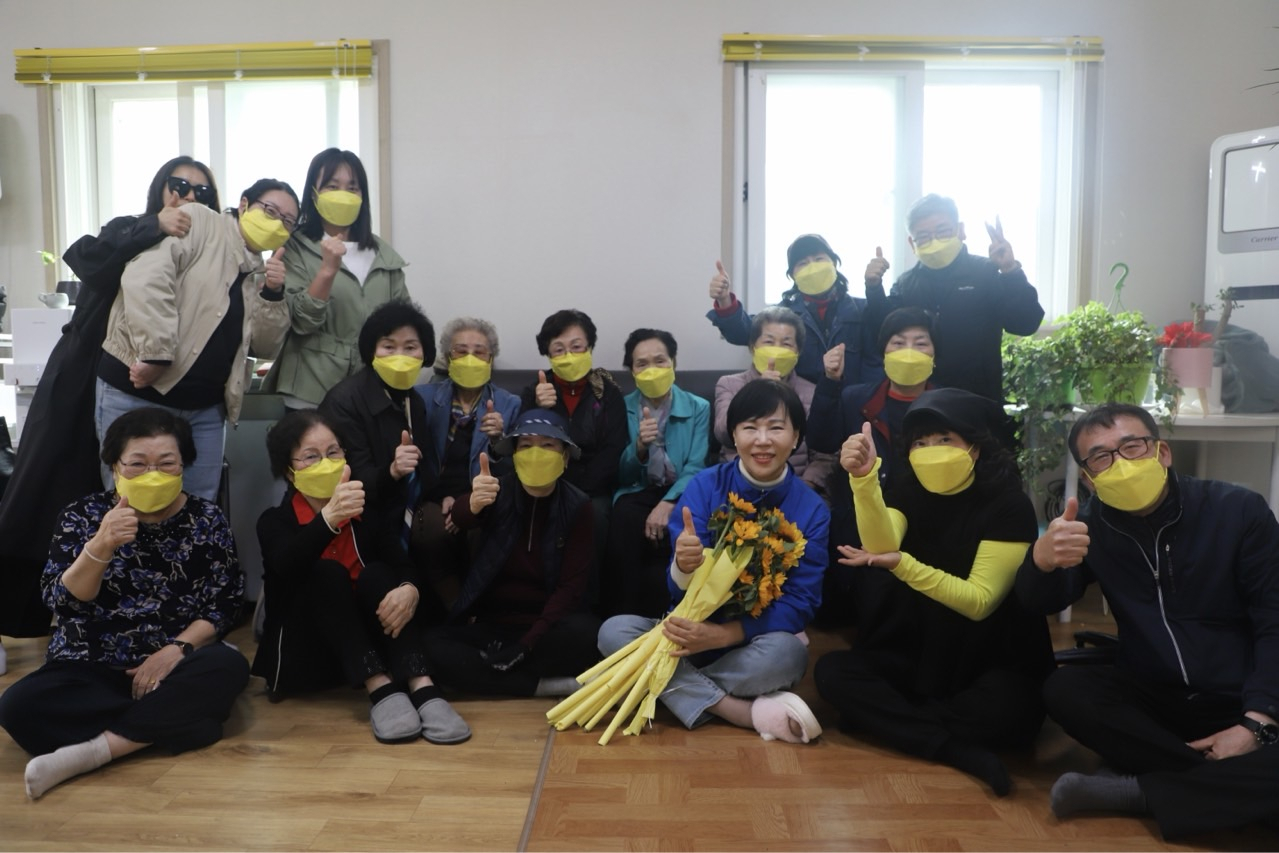 전현희 서울 중성동갑 더불어민주당 당선인(당시 후보)이 지난 4·10 총선을 앞두고 서울 성동구 성수동 소재 한 경로당을 찾아 어르신들과 함께 사진을 찍고 있다. [당선인 측 제공]