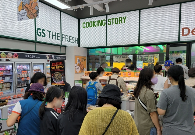 GS더프레시 검암신도시점 치킨 진열대 앞에 고객들이 붐비고 있다. [GS리테일 제공]