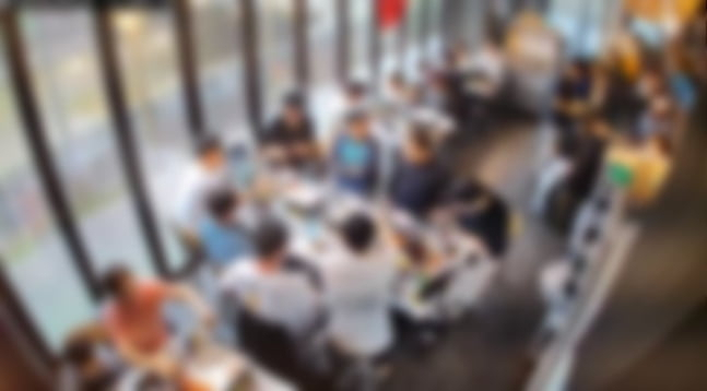 쉬는 날 직원들이 가게 문을 열어 영업하고 있는 모습. [자영업자 온라인 커뮤니티 ‘아프니까 사장이다’]
