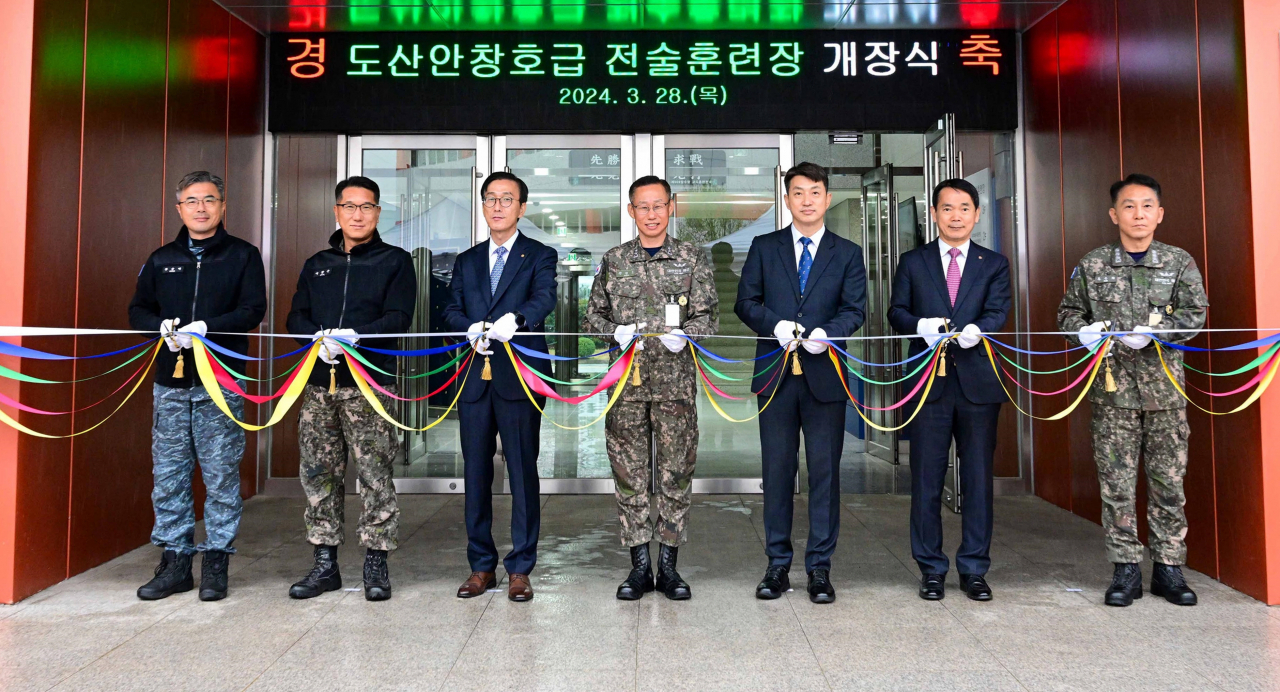 지난달 28일 열린 도산안창호급 전술훈련장 개장식에서 박도현(왼쪽 세번째) 한화시스템 지휘통제사업부문 사업대표 등이 기념사진을 촬영하고 있다. [한화시스템 제공]
