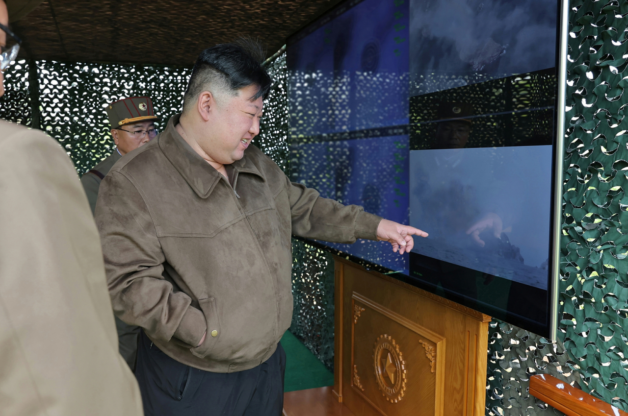 북한 노동당 기관지 노동신문은 23일 김정은 국무위원장 지도 아래 “초대형방사포병부대들을 국가핵무기종합관리체계인 ‘핵방아쇠’ 체계 안에서 운용하는 훈련이 22일 처음으로 진행됐다”고 보도했다. 신문은 또 국가 핵무기종합관리체계인 ‘핵방아쇠’ 체계에 이어 이번에 국가 최대 핵위기 사태 경보체계인 ‘화산경보’를 처음 공개했다. 초대형방사포(KN-25) 발사 장면. [평양 노동신문=뉴스1]