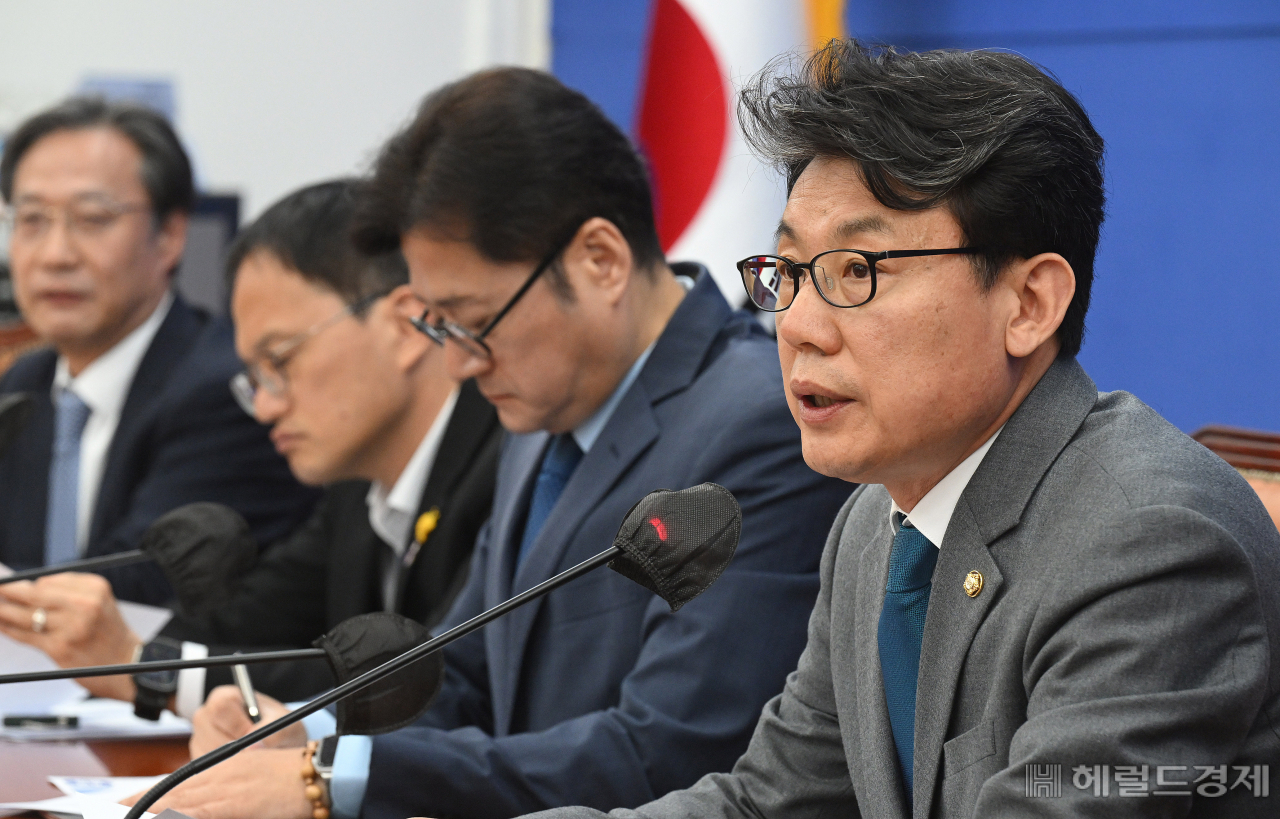 진성준 더불어민주당 신임 정책위의장이 23일 서울 여의도 국회에서 열린 원내대책회의에 참석해 현안에 관해 발언하고 있다. 이상섭 기자
