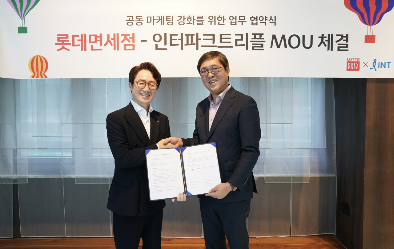 김주남(왼쪽) 롯데면세점 대표이사와 최휘영 인터파크트리플 대표이사가 협약식에서 기념촬영하고 있다. [롯데면세점 제공]