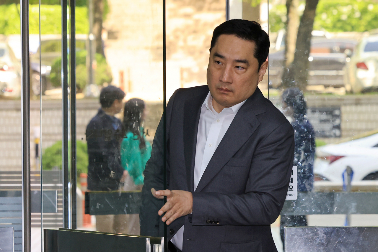 조국혁신당 조국 대표의 딸 조민 씨가 포르쉐 자동차를 탄다고 주장해 명예훼손 혐의로 기소된 강용석 변호사가 지난 4월 23일 서초구 서울고등법원에서 열린 2심 선고 공판에 출석하고 있다. [연합]