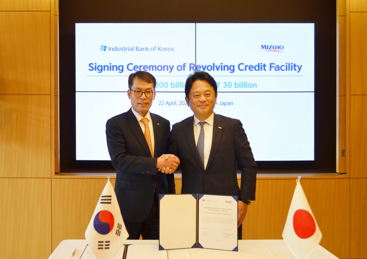 지난 22일 일본 도쿄 미즈호은행 본사에서 열린 커미티드라인 계약 체결식에서 김성태(왼쪽) IBK기업은행 은행장과 카토 마사히코(Kato Masahiko) 미즈호은행 은행장이 기념 촬영을 하고 있다.[IBK기업은행 제공]