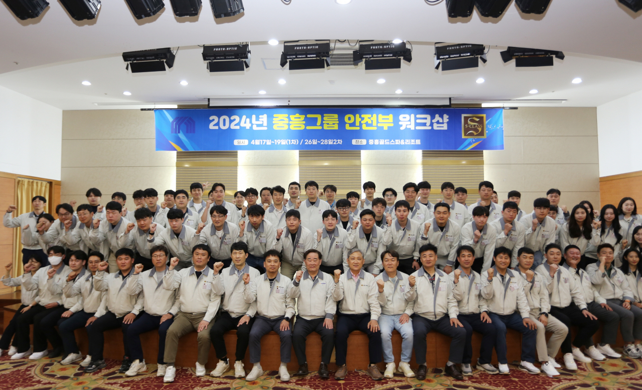 중흥그룹 중흥건설과 중흥토건이 2024년 ‘안전부 워크샵’을 진행하며 기념촬영을 하고 있다. [중흥그룹 제공]