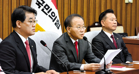 윤재옥(왼쪽 두 번째) 국민의힘 당 대표 권한대행 겸 원내대표가 23일 오전 서울 여의도 국회에서 열린 원내대책회의에 참석해 모두발언을 하고 있다. 이상섭 기자