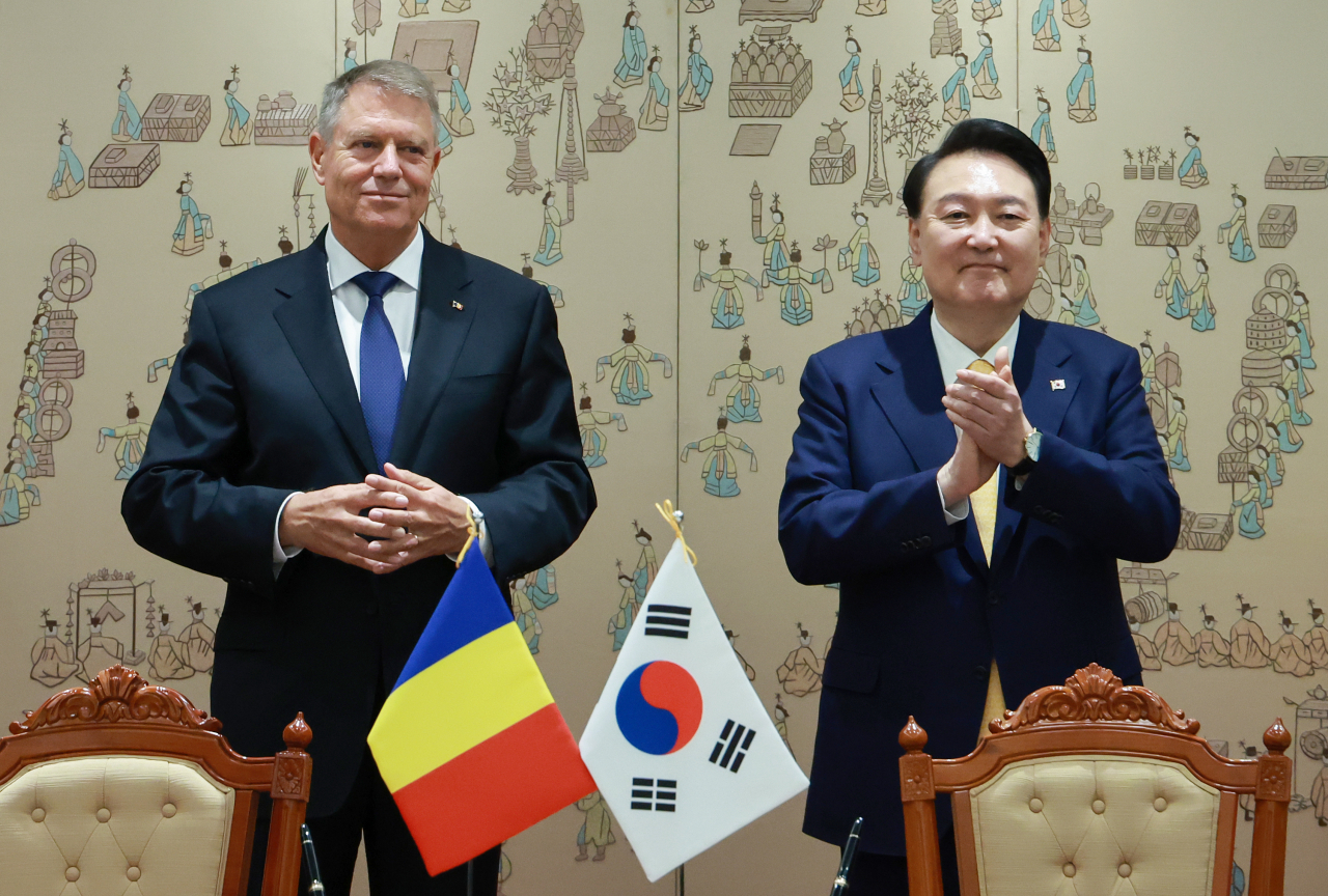 윤석열 대통령이 23일 서울 용산 대통령실에서 열린 한·루마니아 협정 및 양해각서(MOU) 서명식에 클라우스 베르네르 요하니스 루마니아 대통령과 함께 배석해 서명식 종료 뒤 박수를 치고 있다. [연합]