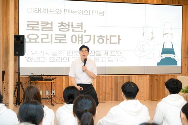 유명 요리 작가인 박찬일 셰프가 요리를 주제로 강연하고 있다. [순천시 제공]