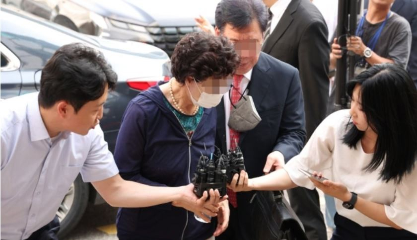 법정으로 이동하는 윤 대통령 장모. [연합]