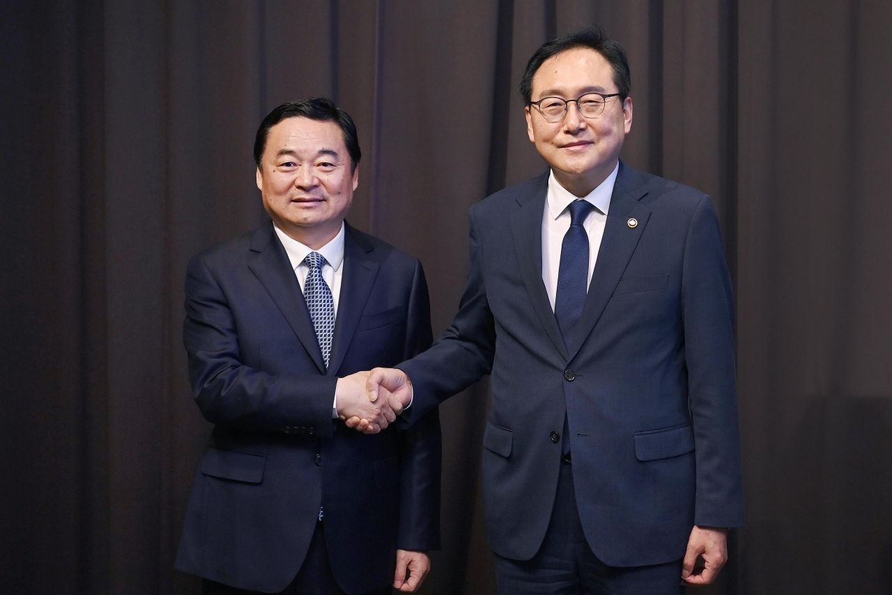 정인교(오른쪽) 산업통상자원부 통상교섭본부장이 23일 서울 영등포구 코트야드 메리어트호텔에서 중국 랴오닝(遼寧)성 서열 1위 하오펑 당서기와 악수하고 있다. [산업통상자원부 제공]