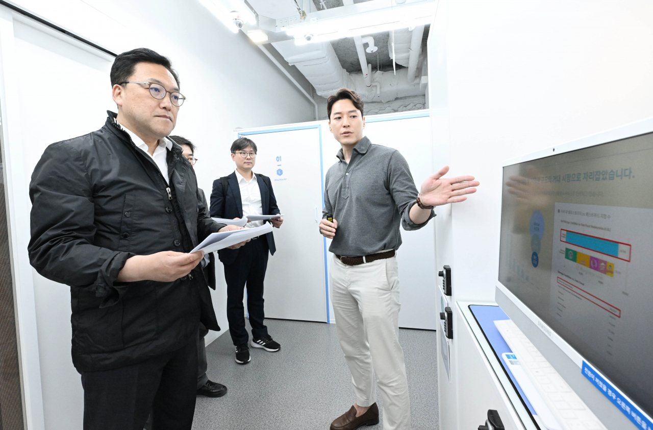 김병환 기획재정부 차관이 23일 서울 중구 시청역 인근 신산업 셀프스토리지 미니창고 다락을 방문, 홍우태 (주)세컨신드롬 대표로부터 사업 설명을 듣고 있다. [연합]