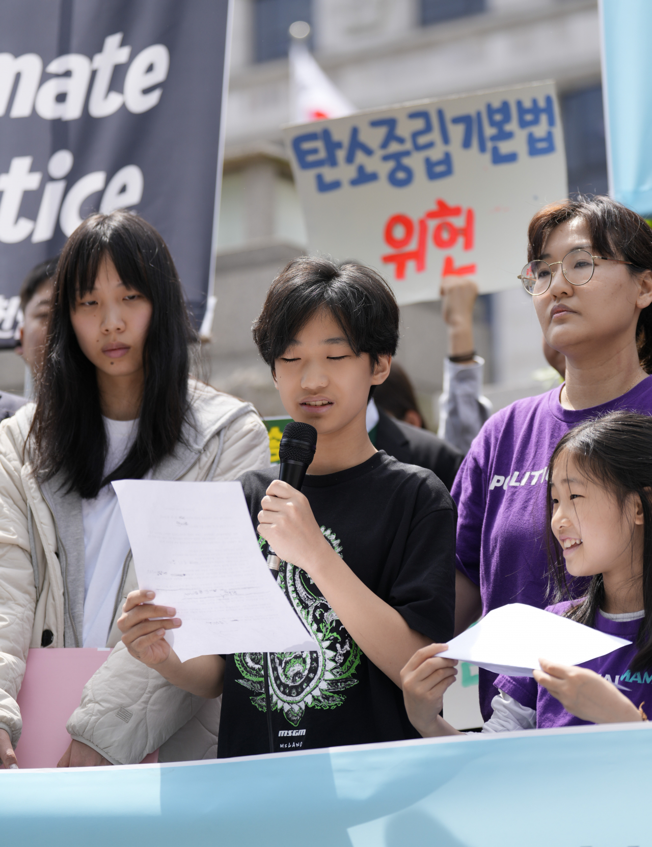 “온실가스도 저희가 다 줄이나요?” 국내 첫 기후소송 공개변론…미래 세대 평등권은? [지구, 뭐래?]