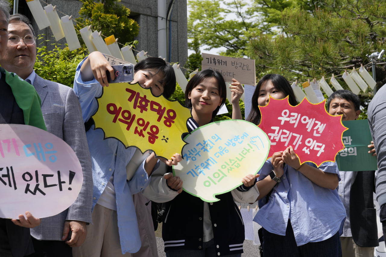 “온실가스도 저희가 다 줄이나요?” 국내 첫 기후소송 공개변론…미래 세대 평등권은? [지구, 뭐래?]