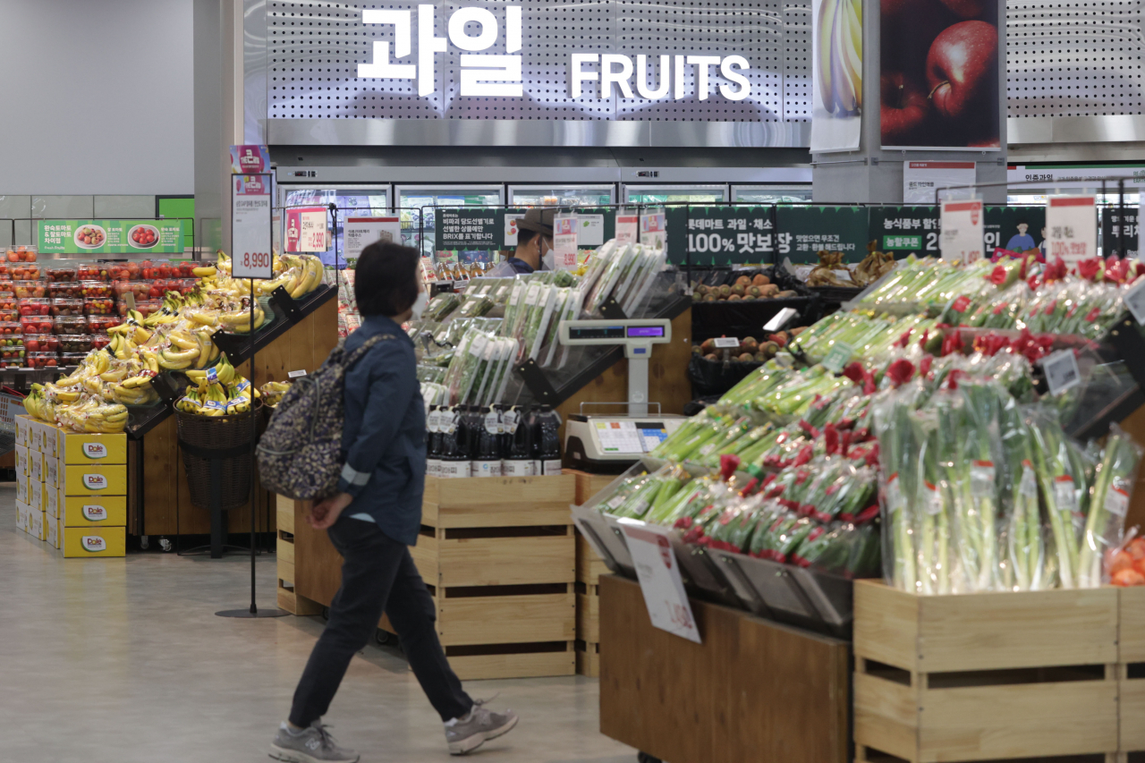 서울의 한 대형마트에서 시민들이 장을 보고 있다. [연합]