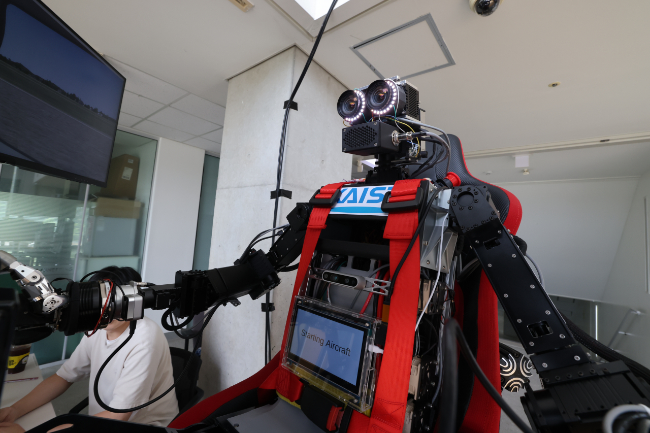 심현철 KAIST 전기및전자공학부 교수 연구팀이 개발한 세계 최초 인공지능 기반 휴머노이드 파일럿 '파이봇'.[KAIST 제공]