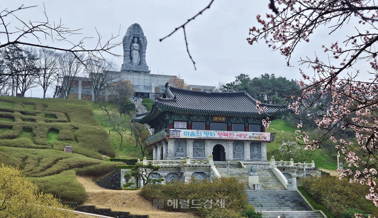 마라난타사 전경. 인도의 승려 마라난타가 먼 옛날 백제에 처음 불교를 알린 것을 기념해 조성된 곳이다.