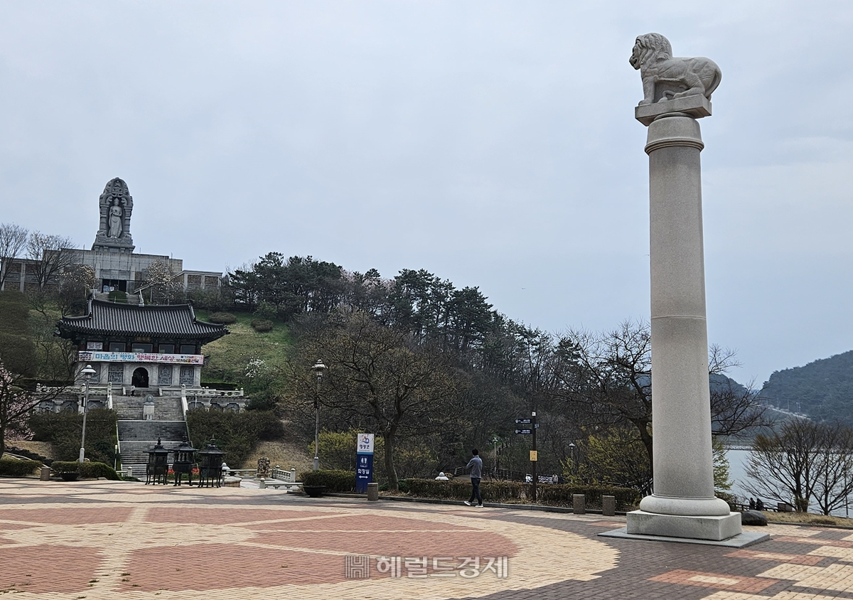 마라난타사 광장에 세워진 아소카 석주. 꼭대기에 사자상을 얹어놓았다.