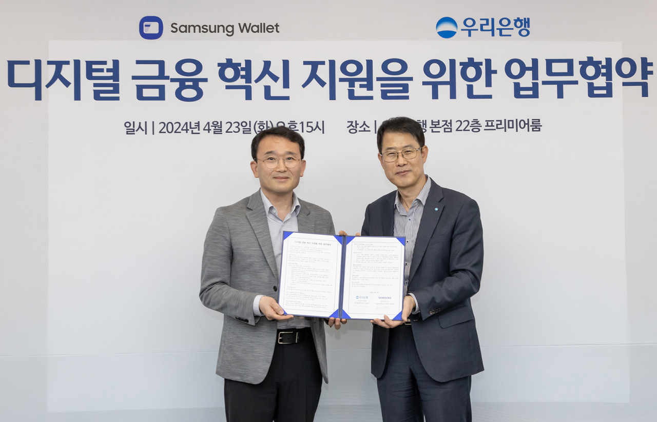 디지털 금융 혁신을 위한 업무협약식에서 채원철(왼쪽) 삼성전자 MX사업부 디지털월렛팀장(부사장)과 김범석 우리은행 국내영업부문장이 기념사진을 촬영하고 있다. [삼성전자 제공]