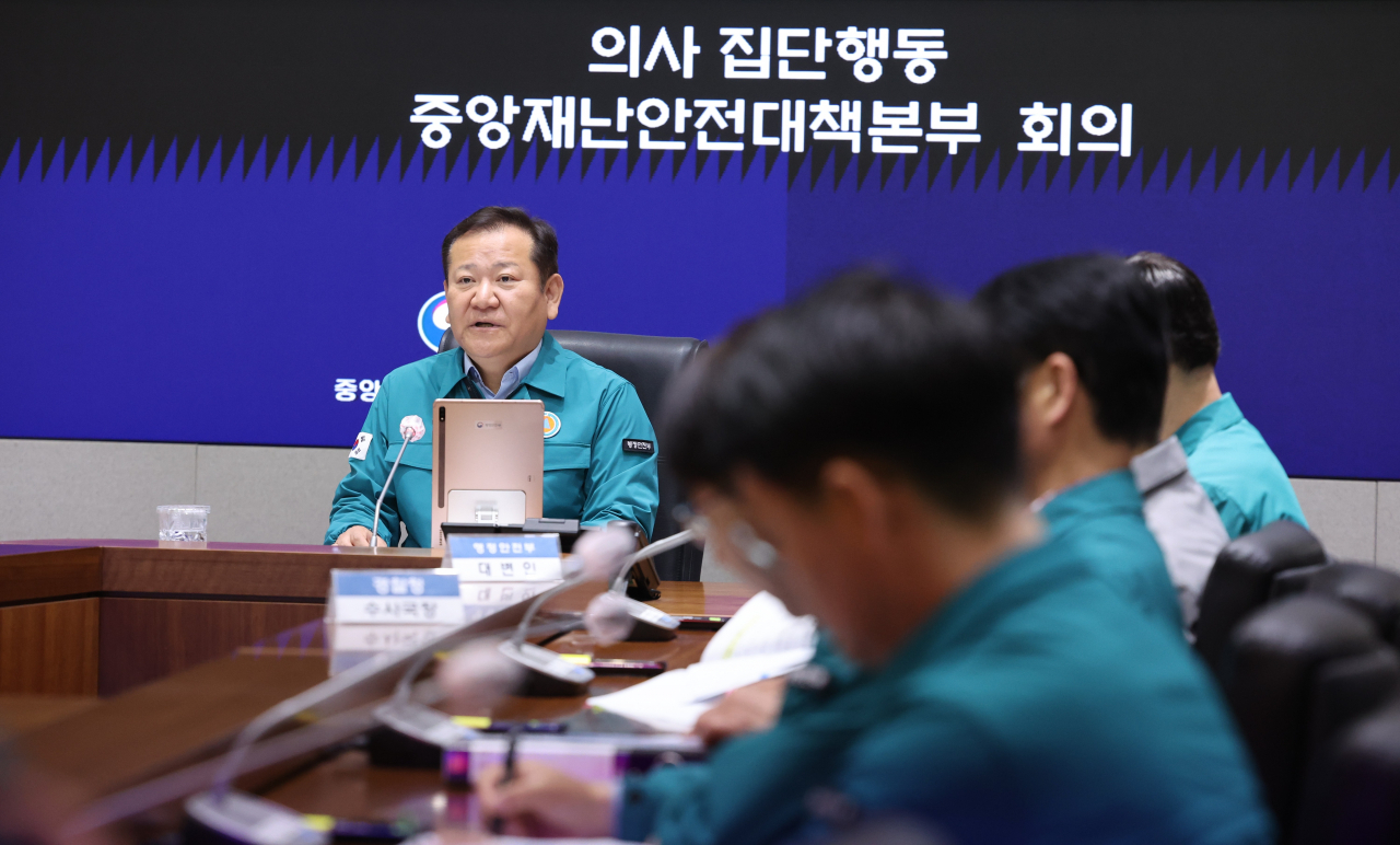 이상민 중앙재난안전대책본부 2차장(행정안전부 장관)이 24일 오전 서울 종로구 정부서울청사 서울상황센터에서 의사 집단행동 중앙재난안전대책본부 회의를 주재하고 있다. [연합]