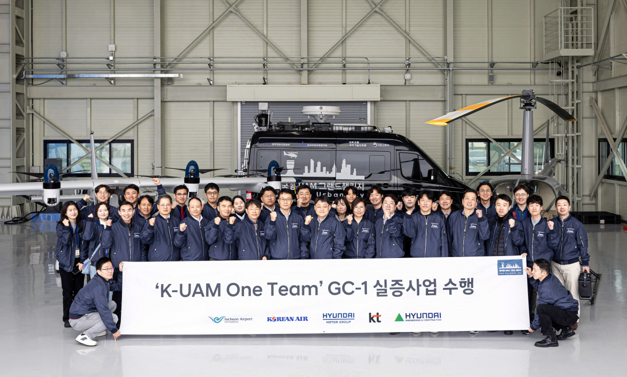 그랜드챌린지 1단계 통합실증을 수행한 K-UAM 원 팀 컨소시엄 관계자들이 기념사진을 촬영하고 있다. [대한항공 제공]