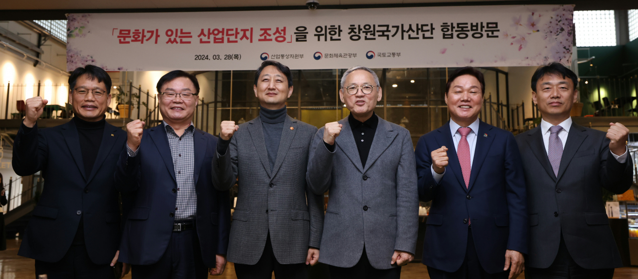 유인촌 문화체육관광부 장관과 안덕근 산업통상자원부 장관이 지난달 28일 경남 창원시 창원국가산업단지를 방문해 창원산단 내 창원복합문화센터를 둘러보고 관계자들과 기념 촬영하고 있다. [연합]