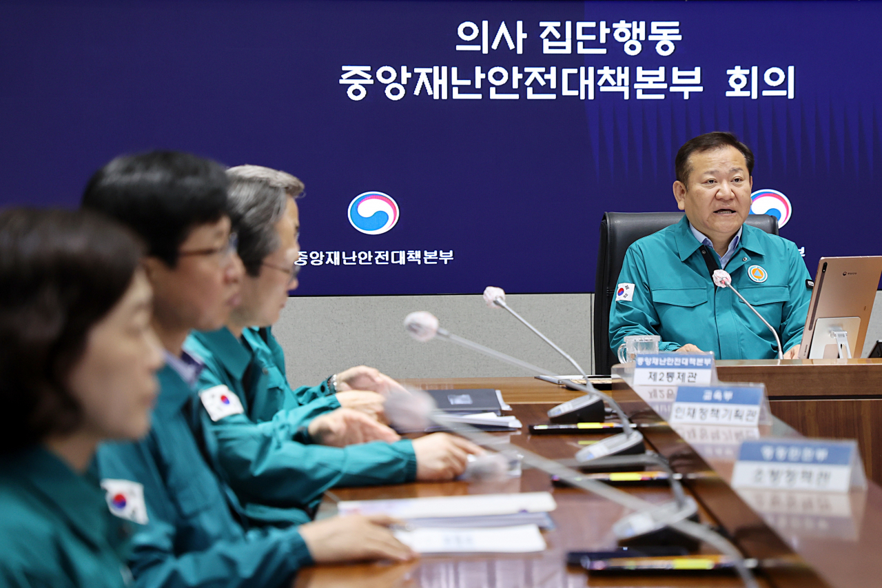 이상민 ‘의사 집단행동 중앙재난안전대책본부(중대본)’ 제1차장(행정안전부 장관)이 24일 오전 서울시 종로구 정부서울청사에서 열린 중대본 회의에서 모두발언을 하고 있다.[행정안전부 제공]