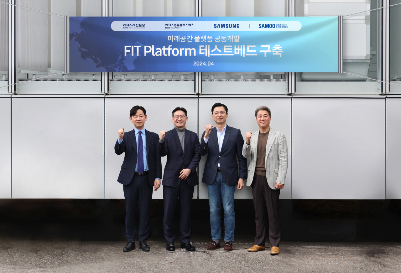 왼쪽부터 이지스자산운용 리츠부문 윤정규 대표, 리얼에셋부문 정석우 대표, 삼성전자 한국총괄 임성택 부사장, 삼우건축 손창규 대표 등이 미래공간플랫폼 공동개발 업무협약을 맺고 기념사진을 촬영하고 있다[이지스자산운용 제공]