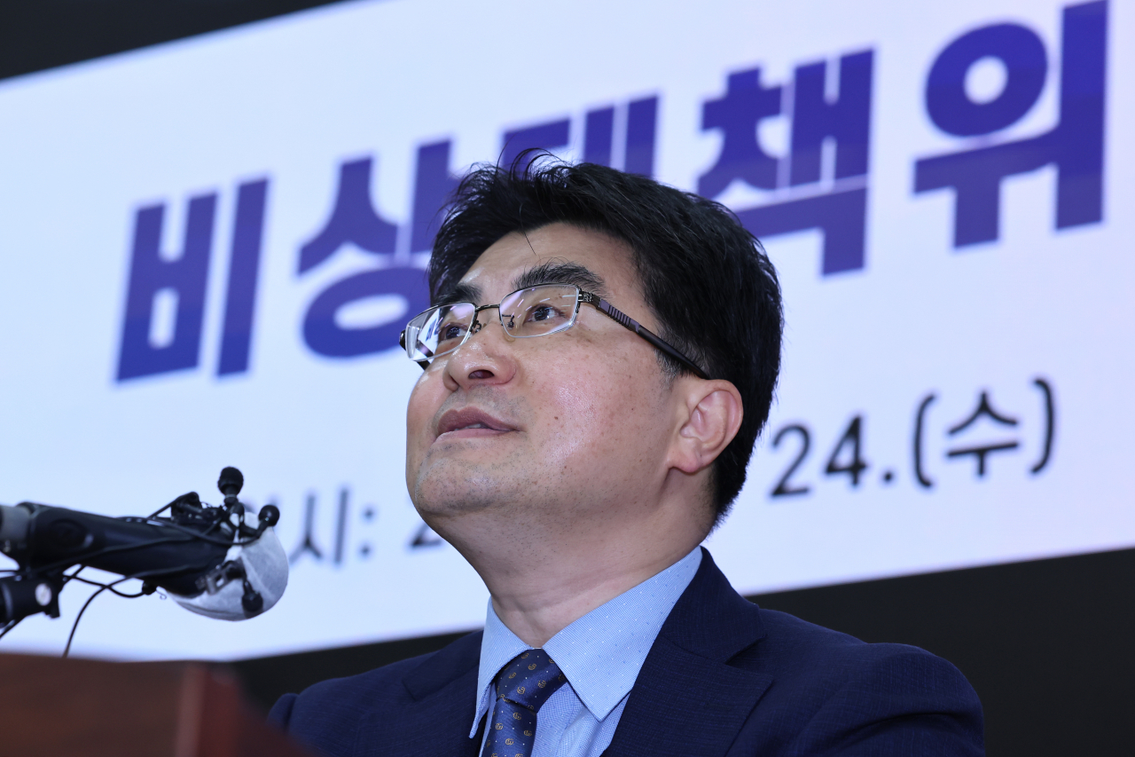 방재승 서울대학교 의과대학·서울대학교병원 교수협의회 비상대책위원장이 24일 오전 종로구 서울대 의대 융합관에서 기자회견을 열고 전날 열린 비대위 총회와 관련해 설명하고 있다. 서울대 의대·서울대병원 교수협의회 비대위는 전날 오후 총회를 열고 오는 30일부터 '주 1회' 휴진하기로 결의한 바 있다. [연합]