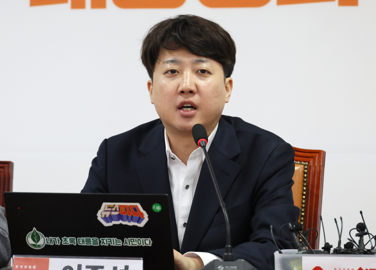 이준석 개혁신당 대표가 24일 국회에서 열린 최고위원회의에서 발언하고 있다. [연합]