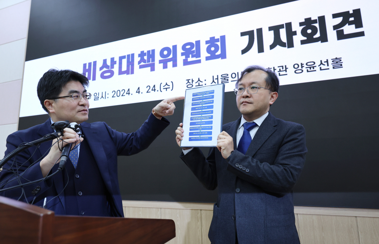 방재승 서울대학교 의과대학·서울대학교병원 교수협의회 비상대책위원장이 24일 오전 종로구 서울대 의대 융합관에서 기자회견을 열고 의료개혁과 필요 의사 수 관련 연구 출판 논문 공모를 설명하고 있다. 서울대 의대·서울대병원 교수협의회 비대위는 전날 오후 총회를 열고 오는 30일부터 '주 1회' 휴진하기로 결의한 바 있다. [연합]