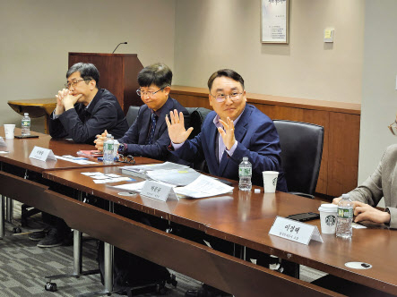 박문규 주뉴욕총영사관 재정경제금융관 겸 부총영사가 미국 뉴욕에서 20일(현지 시각) 국내 기자단과 간담회를 열고 발언하고 있다. [기획재정부 제공]