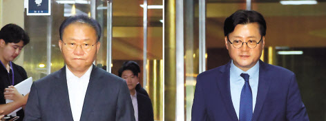 윤재옥 국민의힘 원내대표 겸 당 대표 권한대행(왼쪽)과 홍익표 더불어민주당 원내대표가 23일 국회의장 주재 여야 원내대표 회동을 위해 의장실로 향하고 있다. [연합]