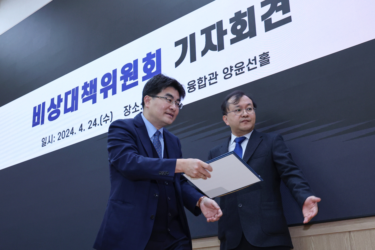 방재승 서울대학교 의과대학 교수협의회 비상대책위원장이 24일 오전 종로구 서울대 의대 융합관에서 기자회견을 마치고 자리로 향하고 있다. 방 위원장은 이날 기자회견에서 "정부의 비합리적이고 독선적인 정책 수립 및 집행에 대한 항의와 올바른 의료개혁을 위한 정책 개선을 요구하기 위해 서울의대-서울대병원 교수들은 3월 25일부터 자발적으로 사직서를 제출하고 있으며, 개별 교수의 제출일로부터 30일이 지난 시점부터 개인의 선택에 따라 사직을 실행한다"고 밝혔다. 연합뉴스