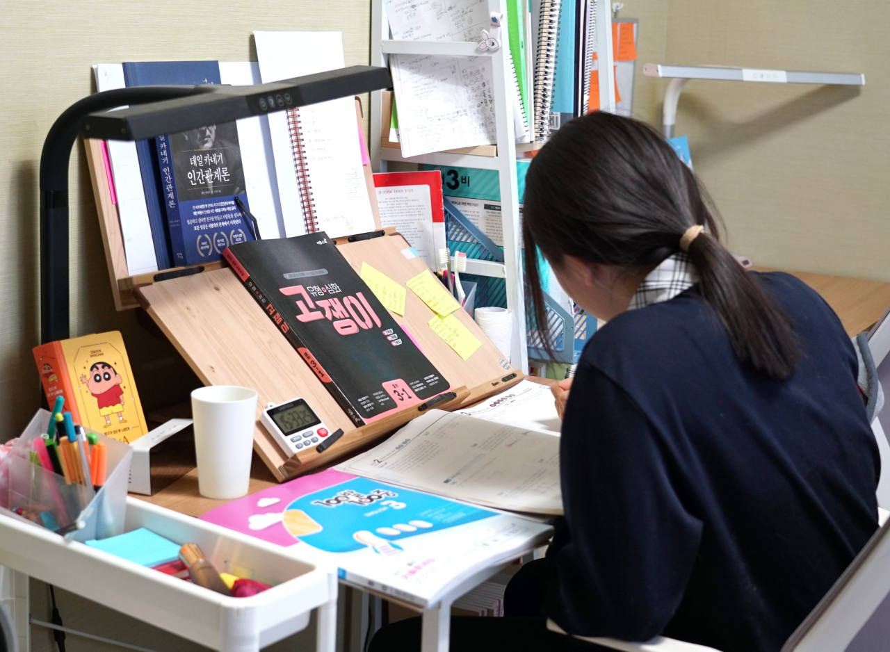 A student studies at tutor Han Si-nae‘s home in Daegu. (Song Seung-hyun/The Korea Herald)