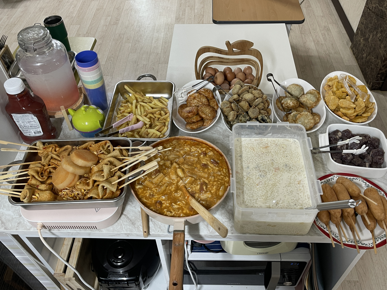 Food prepared for students at Han‘s home in Daegu (Chicken Class 2021)