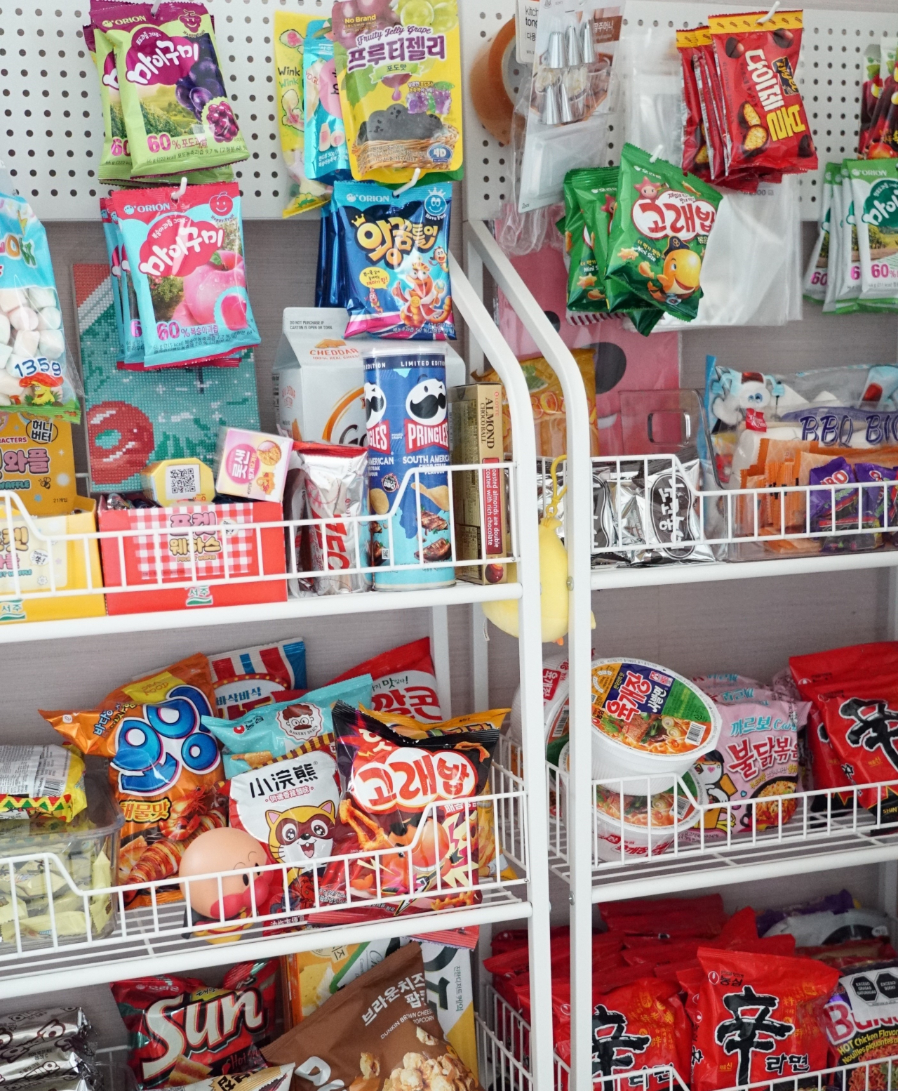 Snacks for Han Si-nae‘s students are displayed at her home. (Song Seung-hyun/The Korea Herald)