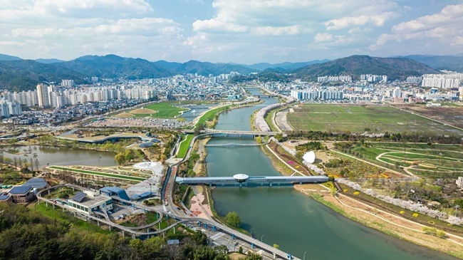 순천만국가정원과 동천 전경.