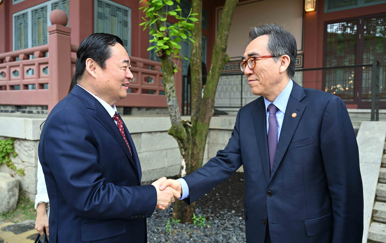 조태열 외교부 장관이 24일 서울에서 하오펑 중국 랴오닝성 당서기와 만나 악수하고 있다. [연합]