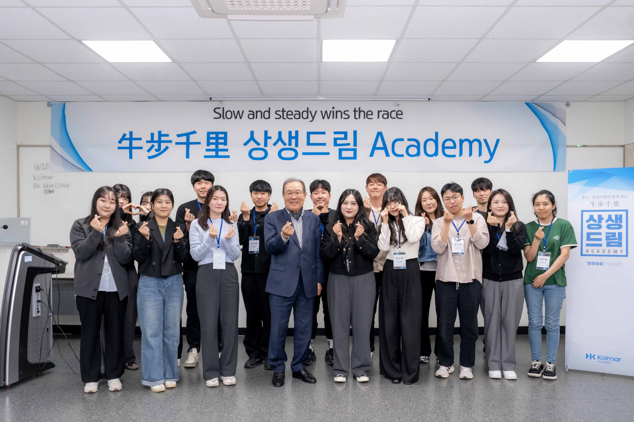 윤동한 한국콜마 회장(앞줄 왼쪽부터 네번째)을 비롯, 우보천리 상생드림 아카데미 참석자들이 기념촬영을 하고 있다. [한국콜마 제공]