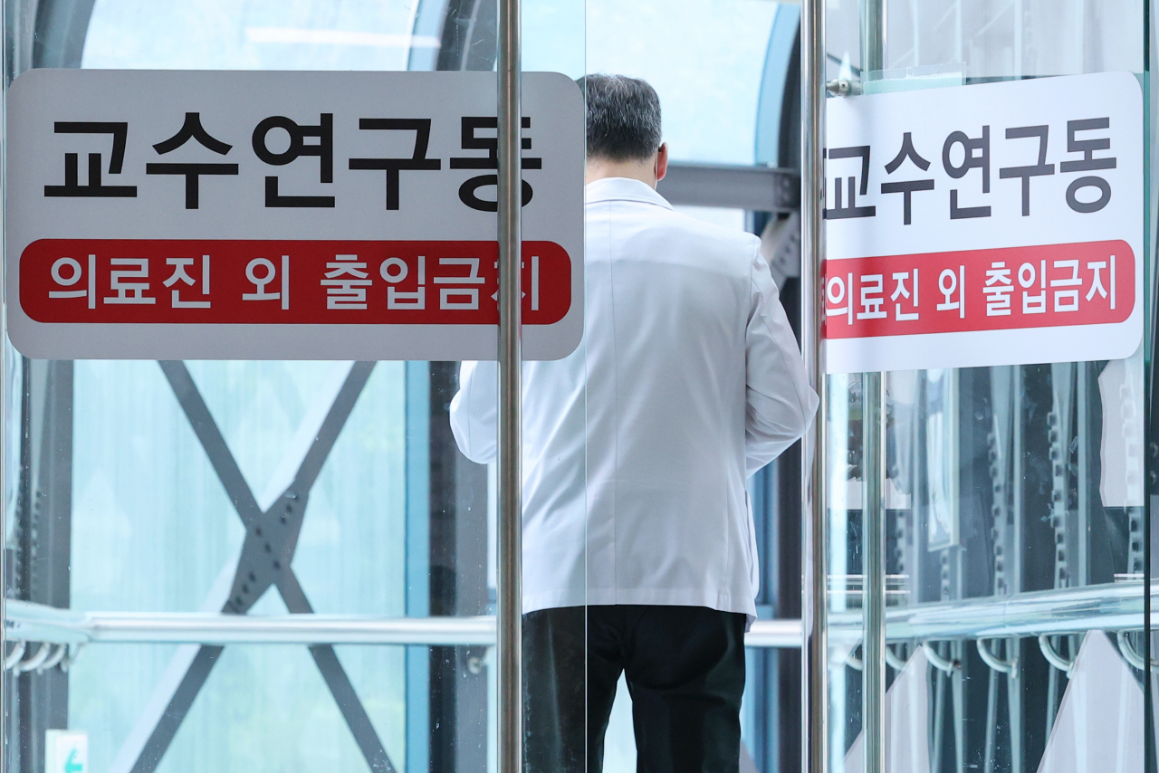 의대 교수들이 사직서를 제출한 지 한 달에 이르러 사직이 현실화 했다. 사진은 지난 24일 서울 시내 한 대학병원에서 교수가 이동하고 있는 모습. [연합]