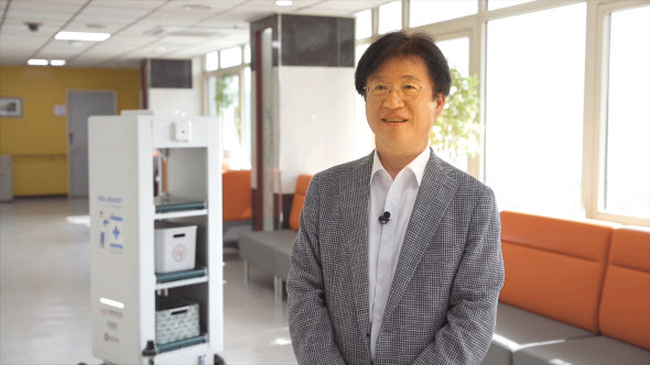 유범재 한국과학기술연구원(KIST) 박사와 한림대성심병원에서 물품배달 중인 비대면 배송 방역로봇 ‘딜리버리’ [한국과학기술연구원 제공]