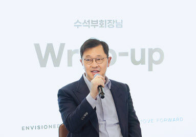 최재원 SK온 수석부회장이 25일 서울 종로구 관훈동 SK온 관훈사옥에서 열린 타운홀 미팅에서 발언하고 있다. [SK온 제공]