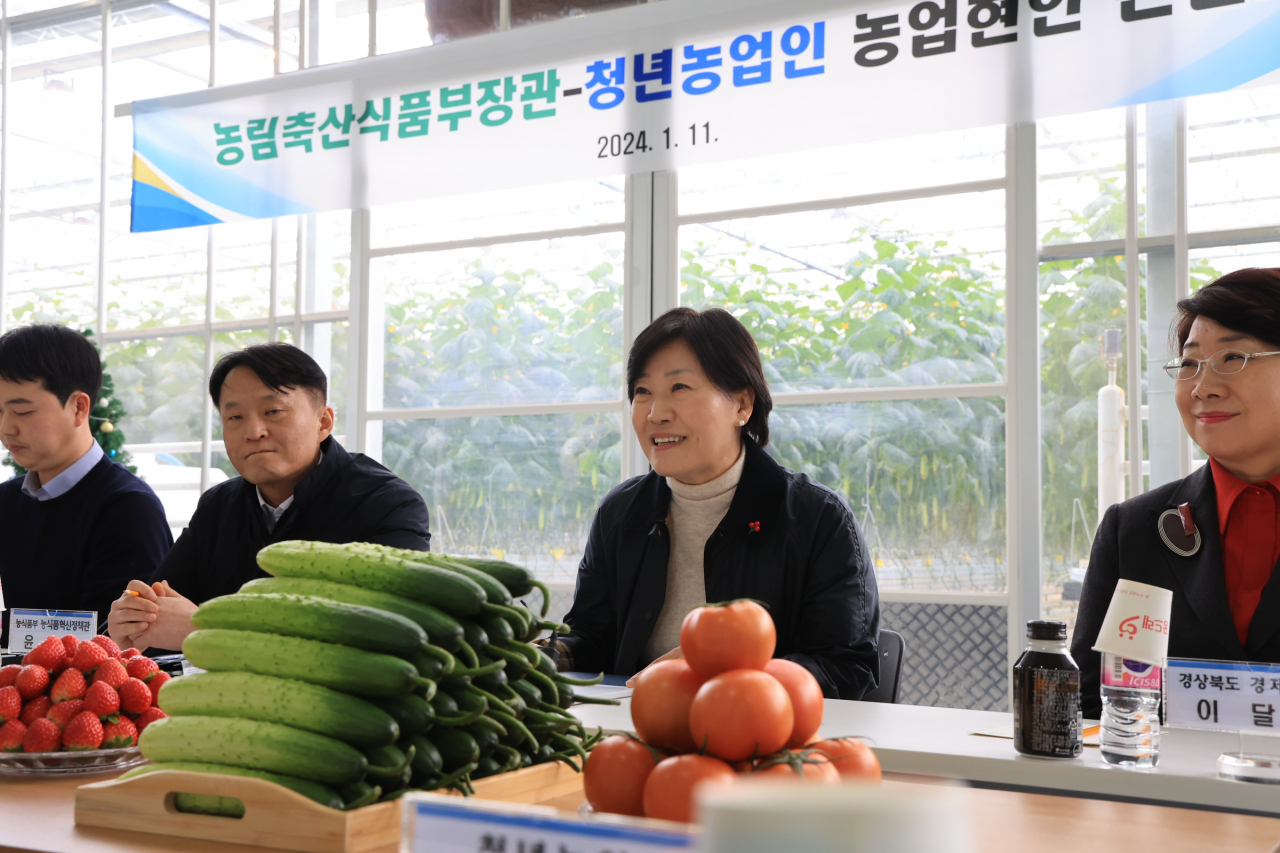 송미령 농림축산식품부 장관이 지난 1월11일 경북 상주시 지능형농장(스마트팜) 농가를 방문, 청년농업인과 농업현안에 대해 있다. [연합]