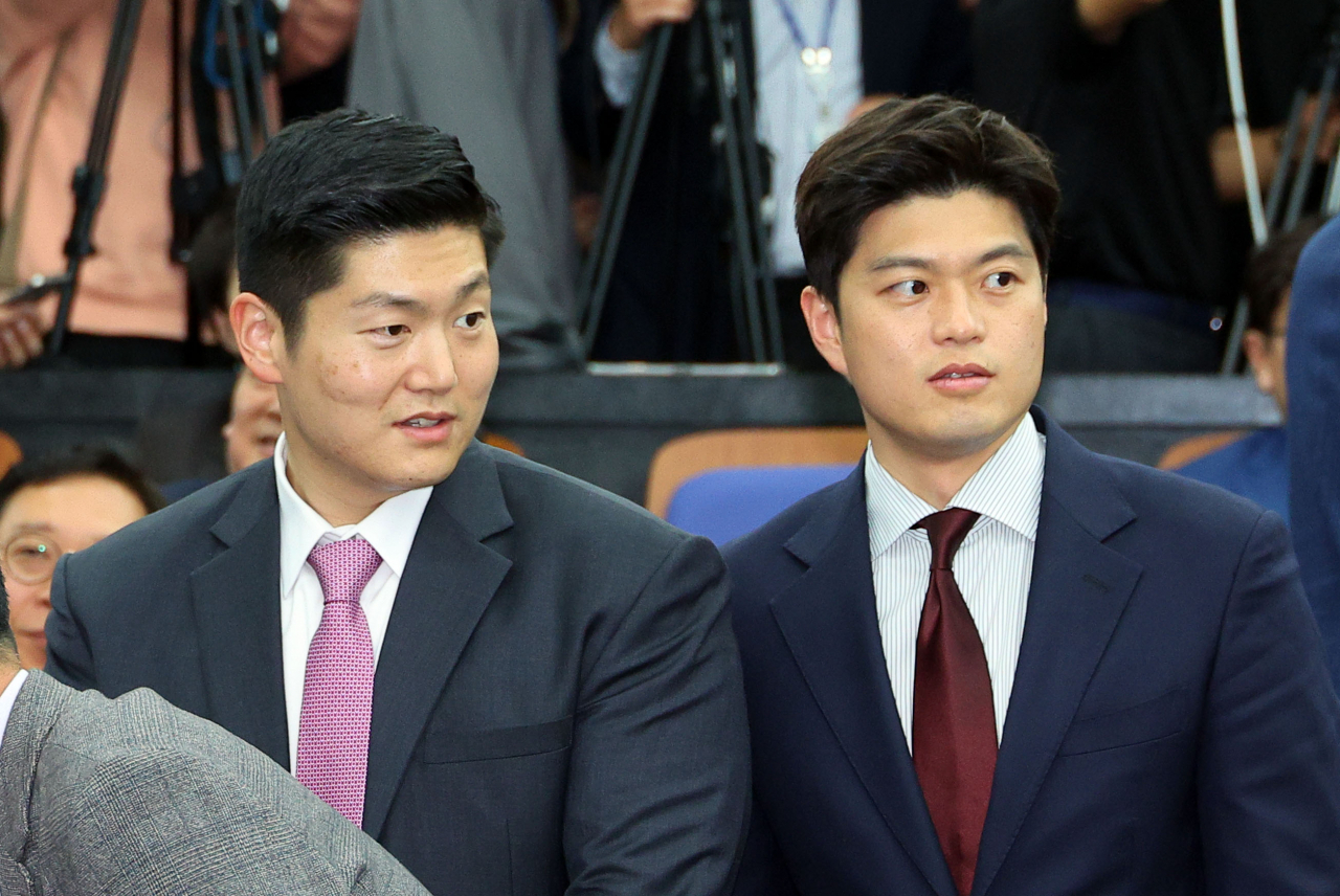 김재섭 국민의힘 당선인과 김용태 당선인이 22일 오후 국회에서 열린 제22대 국회의원 당선자총회에서 입장하고 있다. [연합]